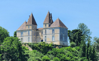 Chateau_de_Blagnac_vu_de_Dordogne.jpg